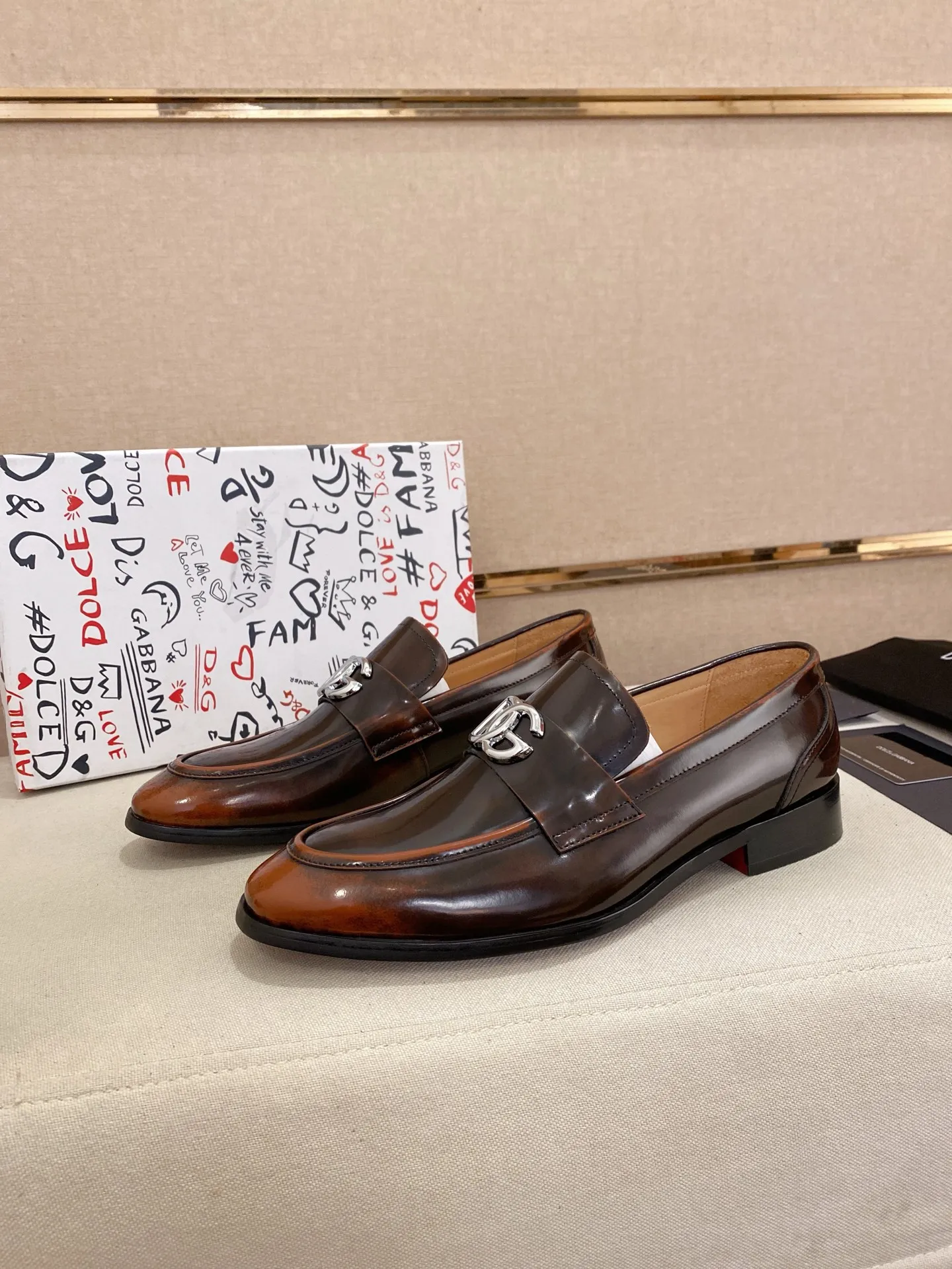 Men's clothing and shoes💰 520💰🌲DG top-notch🔍🔍men's new leather shoes🚹sold at the same time⚠The uppers are imported cowhide from Italy, the entire imported cowhide lining, and imported accessories💪💪, completely 1⃣️ vs. 1⃣️🇮🇹 💪💪, ⚠Sole: The original sole is specially provided by the original factory, the exclusive movable molded sole is super comfortable, ⚠Original factory follow-up goods, 🔍🔍high quality, can be entered and exited at will, welcome to compare ⚠Size number: 38-44. Can be customized 45 non-returnable